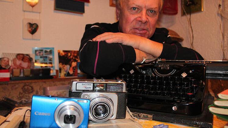 Ein Blick über die alte Schreibmaschine und die alte Kamera hinüber zur Digitaltechnik: Hans Zapf ist mit der modernen Bildtechnik auf Du und Du. Gleiches gilt für das Tippen am Computer und die Datenübermittlung per E-Mail.  Foto: Markus Häggberg