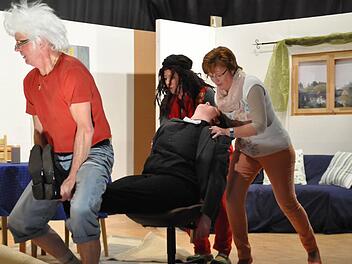 Nur schnell weg mit der Leiche (Marie-Giselle Deen) sagen auf der Bühne der Winkelser Turnhalle Hubbi (Hanno Deen), Hermine (Natascha Heber) und Gertrud (Doris Halbig). Fotos: Peter Klopf