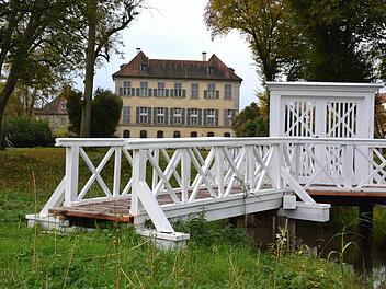 Einer der markantesten und bekanntesten Punkte in Birkenfeld ist die "Weiße Brücke" am Schloss derer zu Ortenburg, die früher zum Julienhain, einem Tanzplatz oberhalb der Weidachsmühle im Wald führte. Foto: Gerhard Schmidt