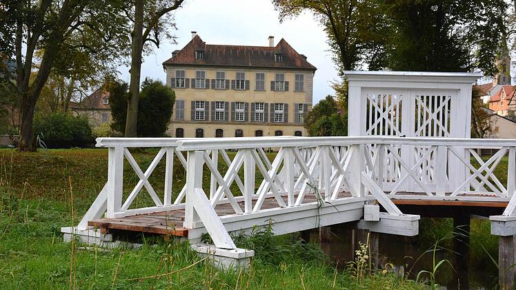 Einer der markantesten und bekanntesten Punkte in Birkenfeld ist die "Weiße Brücke" am Schloss derer zu Ortenburg, die früher zum Julienhain, einem Tanzplatz oberhalb der Weidachsmühle im Wald führte. Foto: Gerhard Schmidt