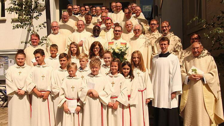 Solch ein Bild gibt es in Kirchaich nur alle heilige Zeit mal zu sehen, wie es im Volksmund so schön heißt: die vielen Priester und Ministranten, die den Gottesdienst mitfeierten.