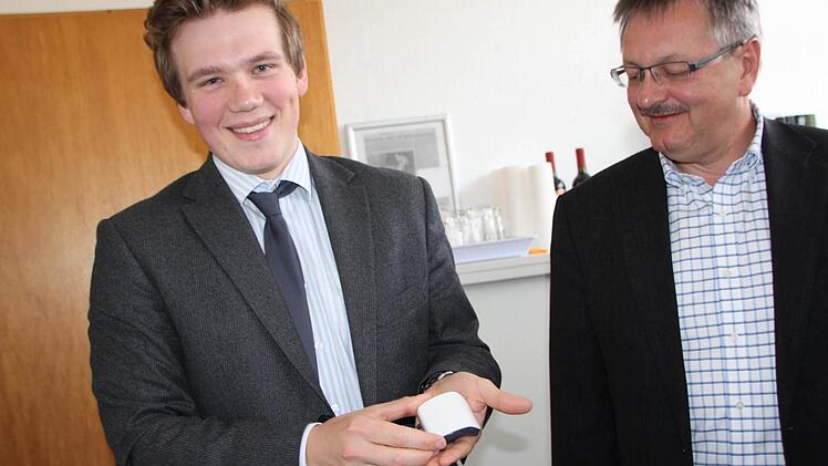 Junior-Geschäftsführer David Martin zeigt Dieter Seban, 3. Bürgermeister von Bad Brückenau, ein Element aus dem 3D-Drucker. Foto: Ulrike Müller