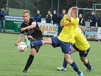 Alles in die Waagschale geworfen: Tim Goble von der SG Oberleichtersbach/Modlos bringt das lange Bein ins Spiel beim Schuss des Stangenrothers Enrico Rauch,  Foto: Hopf