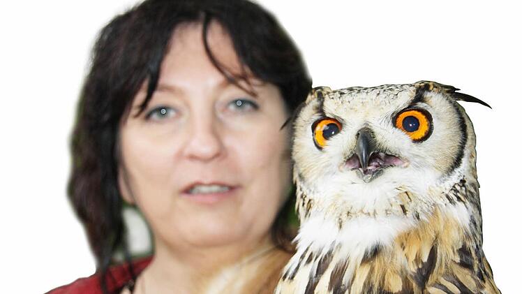 Schöne, scharfe Augen: Elke Beck (Auffangstation) und der Euro-päische Uhu Antonia.