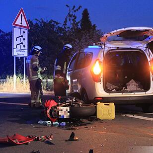 Am Montagabend krachte ein 28-jähriger Motorradfahrer bei Lichteneiche in ein Auto.