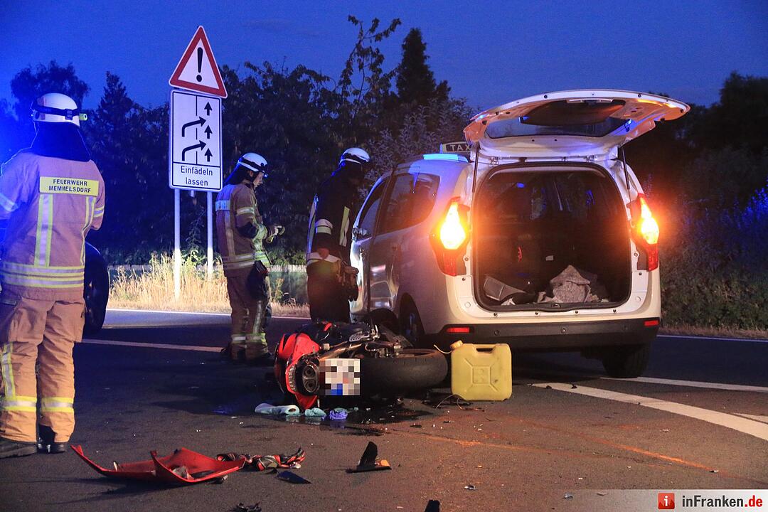 Am Montagabend krachte ein 28-jähriger Motorradfahrer bei Lichteneiche in ein Auto.