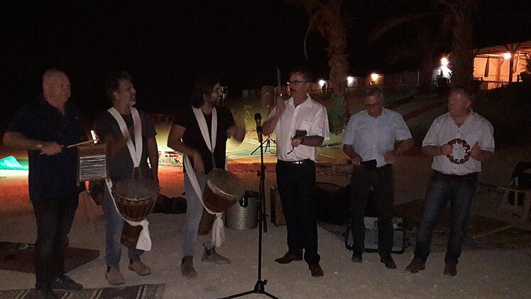 Bei Musik und Gesang am Lagerfeuer vor dem Kibbuz En Gedi waren Walter Gutmann  und Bernd Hammer mit von der Partie.Hartmut Hessel