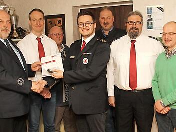 Die siberne Ehrennadel gab es für Bernd Müller ( von links), mit im Bild Matthias Lux, Heinrich Bartelmann, Marcel Thein, Zweiter Bürgermeister Frank Weber (Untersiemau), Bereitschaftsleiter Markus Geiger und Dritter Bürgermeister Horst Porzelt (Itzgrund). Foto: Michael Stelzner