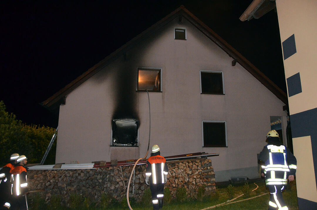 Wohnhaus brennt in Oerlenbach - Bewohner retten sich vor Flammen