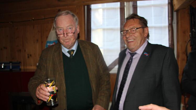 Gauland-Auftritt in Stockheim: zwischen Applaus und Protest. Foto: Veronika Schadeck