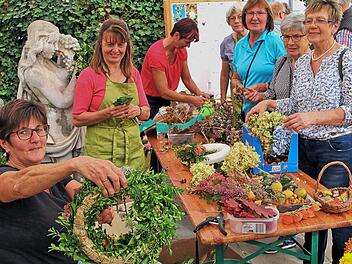 Ute Krais (zweite von links) und einige andere Damen fertigten Kränze, die die Vereinsvorsitzende Luise Meyer Bieber (3. von rechts) bewunderte.