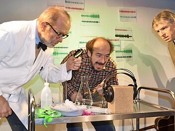 Dr. Hiddenkampp (Siggi Michl), Albert Abel (Robert Eller) und Herr Lochner (R&uuml;diger Baumann) nehmen das Beschallen des Pilzes in die eigenen H&auml;nde und stellen fest: Mit Dialekt kommuniziert es sich mit anderen Wesen besser. Foto: Uschi Prawitz