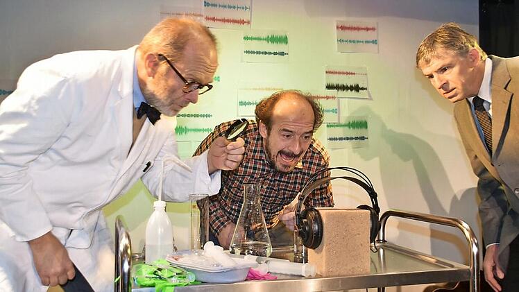Dr. Hiddenkampp (Siggi Michl), Albert Abel (Robert Eller) und Herr Lochner (R&uuml;diger Baumann) nehmen das Beschallen des Pilzes in die eigenen H&auml;nde und stellen fest: Mit Dialekt kommuniziert es sich mit anderen Wesen besser. Foto: Uschi Prawitz