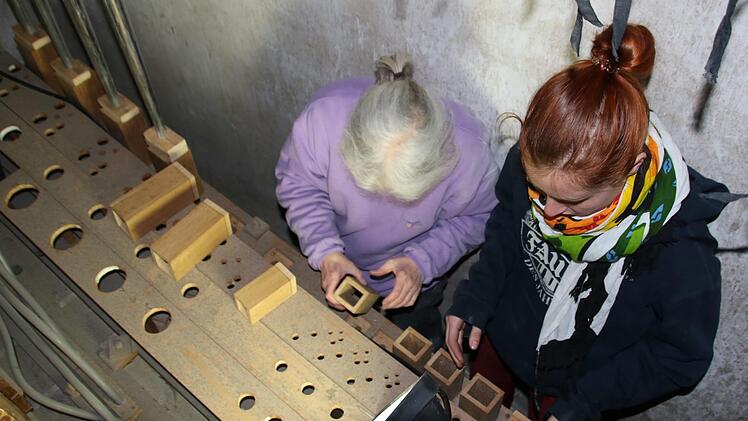 Die Orgelbauerinnen Monika Sommer und Lea Graumann beim Einbau der historischen Windläden der Seuffert- Orgel in Banz.Matthias Einwag
