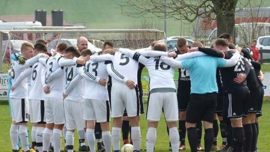 Beim TSV Meeder II ist der "Fairplay-Kreis" seit der Winterpause die Regel: Spieler beider Mannschaften und der Schiedsrichter  versprechen sich vor dem Spiel einen anständigen Umgang miteinander und klatschen nach den 90 Minuten ein zweites Mal gemeinsam ab.privat