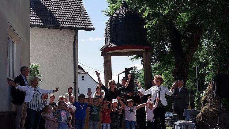 Die Jungen und Mädchen des Kindergartens "Arche Noah" stimmten fröhliche Lieder anHeike Schülein