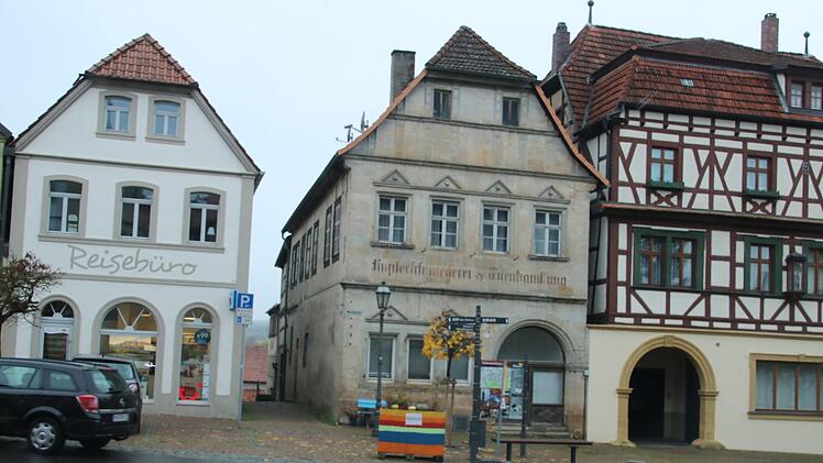 Das Schlimmbachhaus, rechts neben dem Reisebüro, ist noch nicht verkauft, wie Bürgermeister Hennemann bei der Bürgerversammlung sagte. Für eine Nachnutzung wäre die Stadt dankbar. Helmut Will