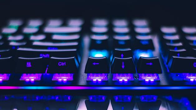 Mit Amazon Prime bekommen Sie jeden Monat PC-Spiele als Geschenk. Sie m&uuml;ssen lediglich Ihr Prime- mit Ihrem Twitch-Konto verkn&uuml;pfen. Das ist einfach. Bild: Pexels/John Petalcurin