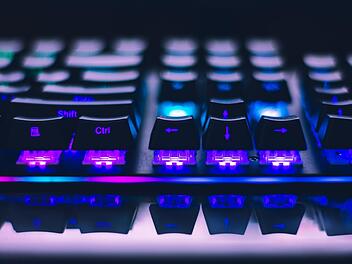 Mit Amazon Prime bekommen Sie jeden Monat PC-Spiele als Geschenk. Sie müssen lediglich Ihr Prime- mit Ihrem Twitch-Konto verknüpfen. Das ist einfach. Bild: Pexels/John Petalcurin