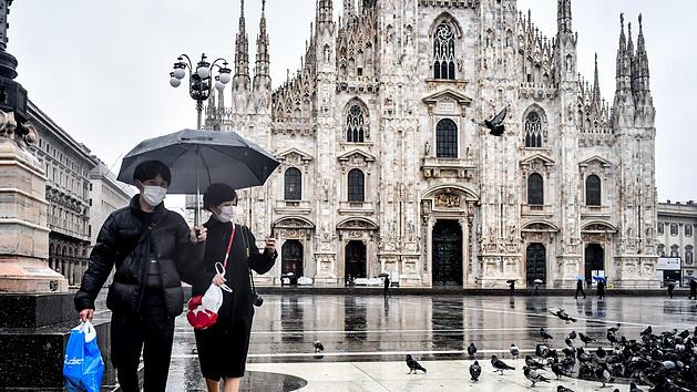 Der sonst volle Platz vor dem Mailänder Dom ist fast menschenleer.  Das Coronavirus sorgt dafür, dass beliebte Reiseziele von der Außenwelt abgeschottet sind.  Foto: Virginia Mayo/AP/dpa
