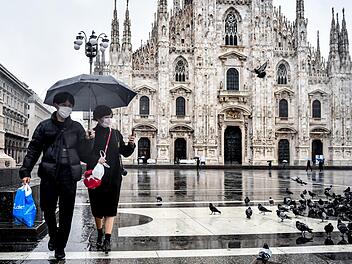 Der sonst volle Platz vor dem Mailänder Dom ist fast menschenleer.  Das Coronavirus sorgt dafür, dass beliebte Reiseziele von der Außenwelt abgeschottet sind.  Foto: Virginia Mayo/AP/dpa