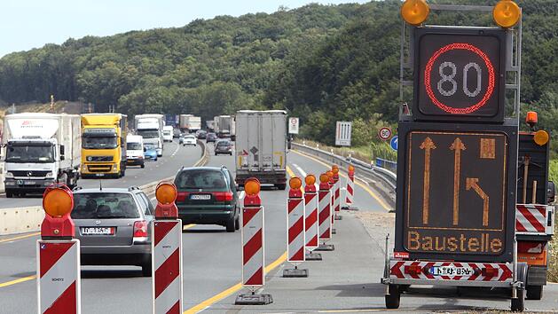 A73 bei Forchheim: Auto kracht in Warnanh&auml;nger - Fahrerin leicht verletzt, Autobahn gesperrt