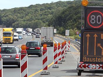 A73 bei Forchheim: Auto kracht in Warnanhänger - Fahrerin leicht verletzt, Autobahn gesperrt