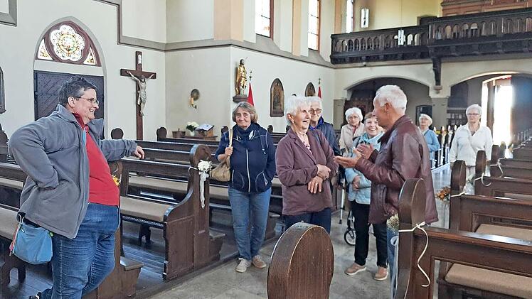 Die G&auml;ste der Lichtenfelser Kolpingsfamilie erfuhren viel Wissenswertes &uuml;ber die Schw&uuml;rbitzer Herz-Jesu-Kirche.