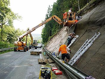 Da geht nichts - weil jede Menge Spezialgerät bei der "Böschungssanierung" im Einsatz ist, bleibt die Staatsstraße bei Fürth am Berg voraussichtlich noch bis 7. September gesperrt. Fotos: Berthold Köhler