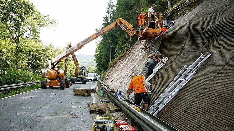Da geht nichts - weil jede Menge Spezialgerät bei der "Böschungssanierung" im Einsatz ist, bleibt die Staatsstraße bei Fürth am Berg voraussichtlich noch bis 7. September gesperrt. Fotos: Berthold Köhler