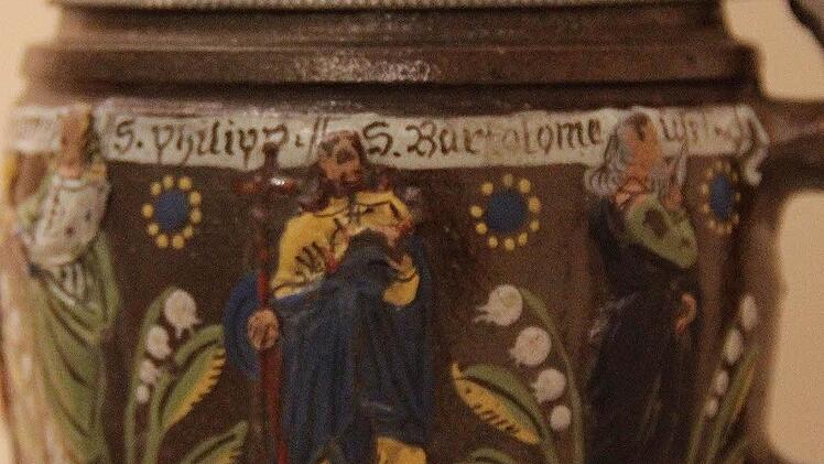 Auch Leihstücke von anderen Museen werden gezeigt, zum Beispiel dieser Creußener Apostelkrug.