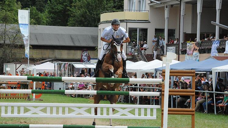 Gewann das abschließende Springen der Klasse S*: Heino Möller vom RH Detter-Weißenbach. Fotos: Hopf