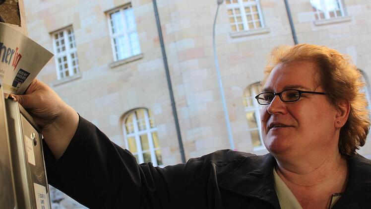 Eigentlich ein Job wie jeder andere, nur eben draußen: Manuela Jäger trägt seit zwölf Jahren den Fränkischen Tag aus.  Fotos: Anja Greiner