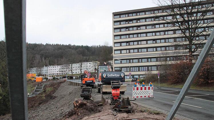 Am Klinikums-Berg laufen die Vorbereitungen für die Bohrpfahlarbeiten. Freitag ist letzter Bautag vor der Weihnachtspause. Foto: Jürgen Gärtner