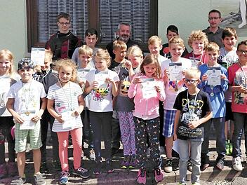 Sie haben es geschafft und wurden mit Medaille und Urkunde belohnt. Die Teilnehmer am Sommerbiathlon des Ferienprogramms im Markt Pressig.  Foto: K.- H. Hofmann