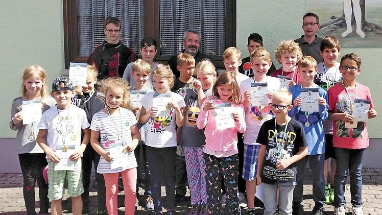 Sie haben es geschafft und wurden mit Medaille und Urkunde belohnt. Die Teilnehmer am Sommerbiathlon des Ferienprogramms im Markt Pressig.  Foto: K.- H. Hofmann