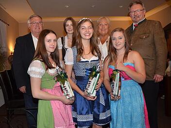 Pressig hat eine neue Weinkönigin und zwei Prinzessinnen. Vorne von  links Selina Grebner, Weinkönigin Julia Geiger und  Ann-Kathrin Daum, hinten von links  Hans Michel, Theresa Tumbach,  Anita Swiduruk und  Bürgermeister Hans Pietz.Karl-Heinz Hofmann