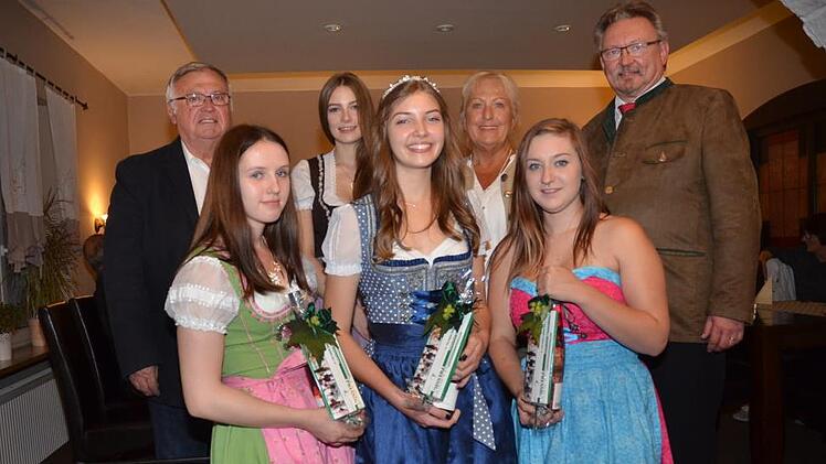 Pressig hat eine neue Weinkönigin und zwei Prinzessinnen. Vorne von  links Selina Grebner, Weinkönigin Julia Geiger und  Ann-Kathrin Daum, hinten von links  Hans Michel, Theresa Tumbach,  Anita Swiduruk und  Bürgermeister Hans Pietz.Karl-Heinz Hofmann