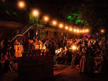 Geht es nach der Stadt Bamberg soll das Kulturfestival auch 2019 stattfinden - dann allerdings in Häusern im Privatbesitz. Die Kulturschaffenden wollen sich auf das Versprechen allerdings nicht verlassen. Unser Bild zeigt den Nachtflohmarkt "der schönen Dinge" vor dem Gebäude der ehemaligen Schreinerei.    Guido Apel