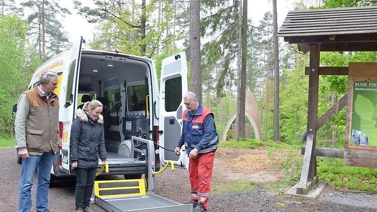 Michael Kempf (rechts) zeigt Friederike Reuß und Heinrich Graf zu Ortenburg, wie der Lift funktioniert, der Rollstuhlfahrer problemlos ins Fahrzeug des ASB hebt, das sie zum Ruhewald bringt. Foto: Rainer Lutz