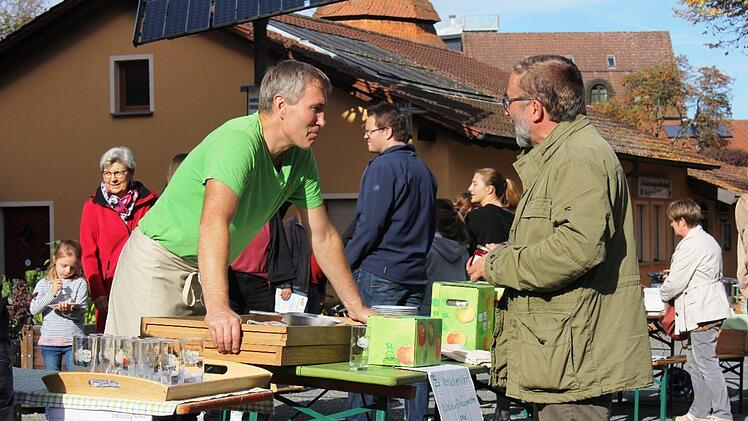Kreisfachberater Michael Stromer im Verkaufsgespr&auml;ch