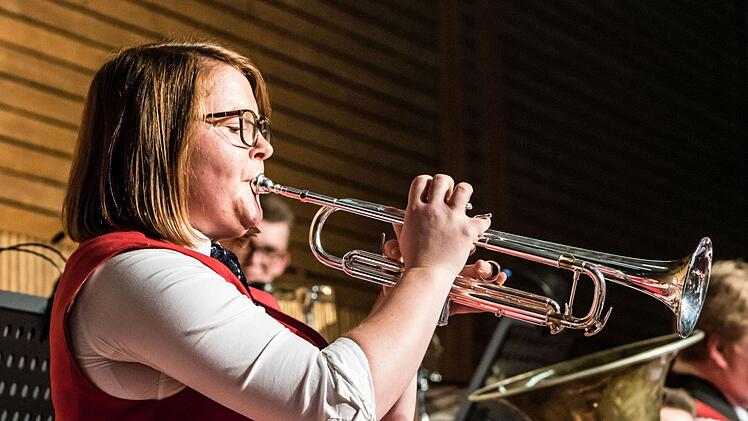 Mitreißender Auftritt: Beim Weihnachtskonzert beeindruckten das Jugendorchester und der Musikverein Stadt Rödental in der fast ausverkauften Franz-Goebel-Halle.Foto: Jochen Berger