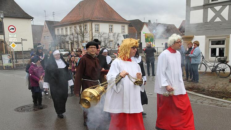 Pfarrer Matthias Steffel (vorne) als Ministrant auf dem  Faschingszug in Pautzfeld   Foto: Mathias Erlwein