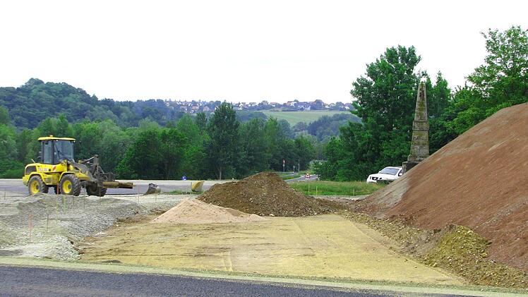 Noch hat sie einen traurigen Platz zwischen Baumaschinen und -material. Doch bald wird die "Pyramide" nach der Restaurierung die Betrachter Richtung Meschenbach zwischen Straße und Rad- sowie Fußweg erfreuen. Foto: N. Karbach