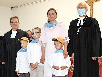 Die Familie des neuen Pfarrers Bernd Wagner (l.) - Frau Andrea mit den Kinder Tom, Ben und Leo - zusammen mit Dekan Hans-Martin Lechner Foto: Evi Seeger