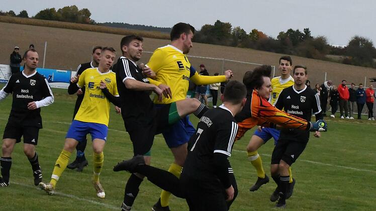 Reichlich zu tun bekam Alexander Bätz, Keeper der SG WMP Lauertal, im Spiel bei der SG Oerlenbach/Ebenhausen. Foto: Hopf