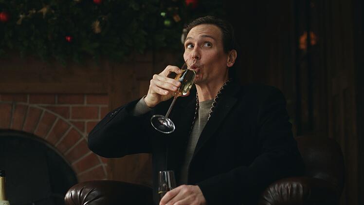 Wieso hat Alfons Dahlmann den windigen Leonard Windemeyer (Christopher Sch&auml;rf) zur Familienzusammenkunft eingeladen? Windemeyer ist mit seinem Billigfleisch-Unternehmen sein &auml;rgster Konkurrent.