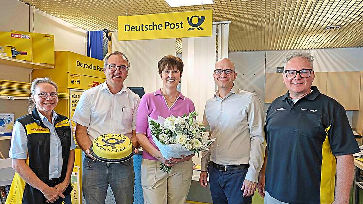 Gruppenbild zum Jubil&auml;um: In der Mitte mit Blumenstrau&szlig; Annette M&uuml;ller, Inhaberin von Fernseh M&uuml;ller und Filialpartnerin. Rudi Merkl