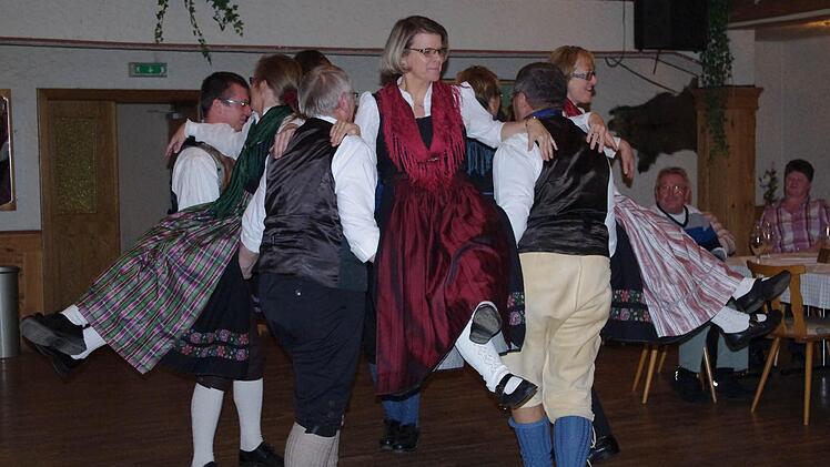 Die Tanzpaare von "Alt Kronach" zeigen, was sie können. Zu sehen sind (von links): die Tanzpaare Martin und Iris Gareis, Günter und Monika Tschernitschek sowie Thomas und Veronika Heider.