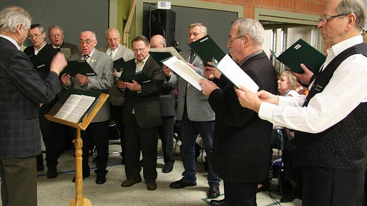 Der Männerchor aus Untersteinach zeigte sich unter der Leitung von Heiner Beyer in Bestform.